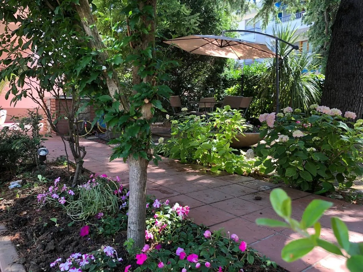 Villa Savina Appartamenti 里乔内 意大利